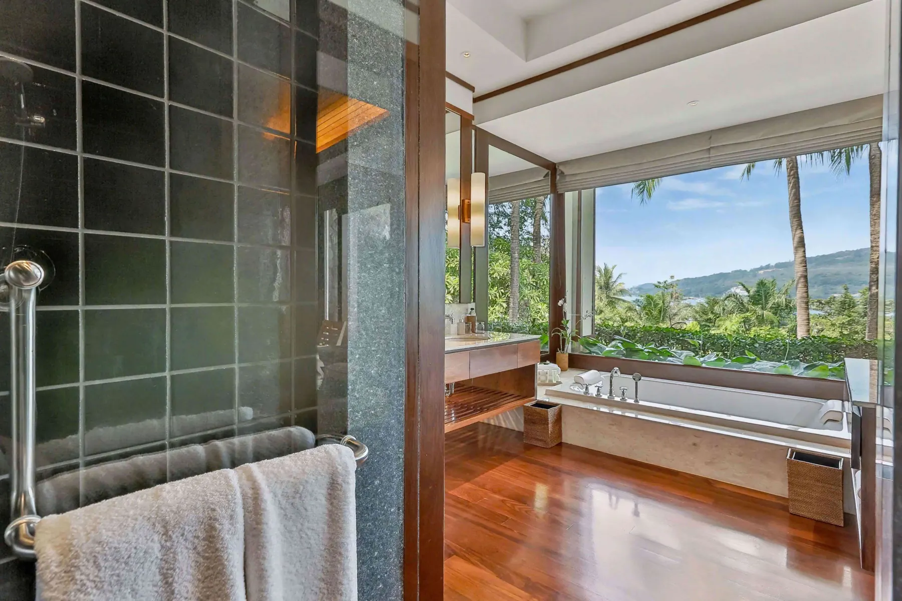 Bedroom 2 bathtub with sea view