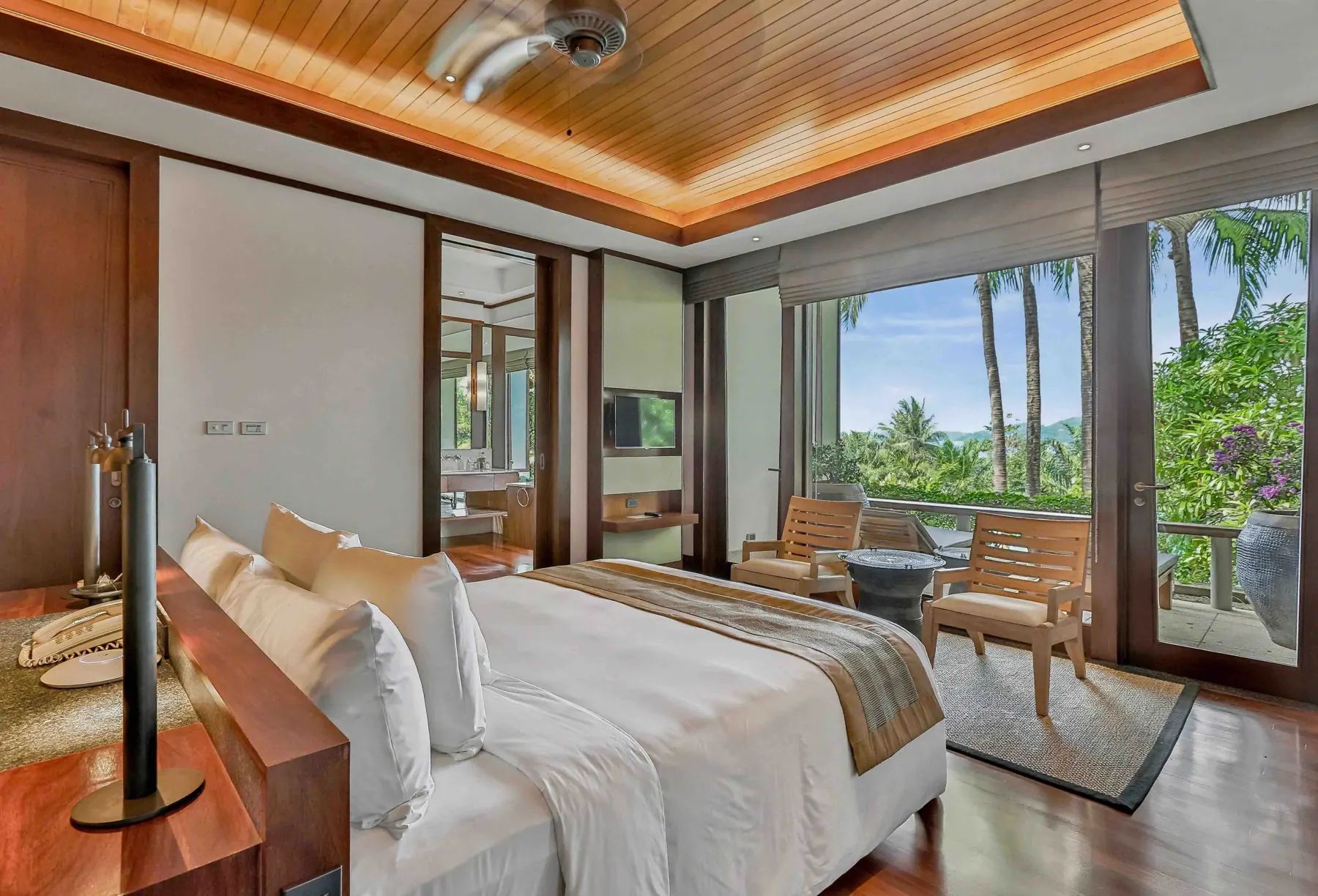 Bedroom 2 king bed with sea view balcony