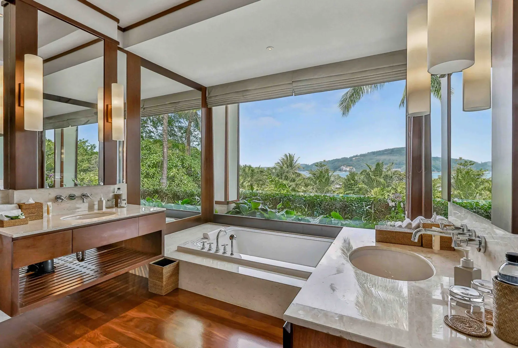 Bedroom 3 ensuite bathroom with bathtub