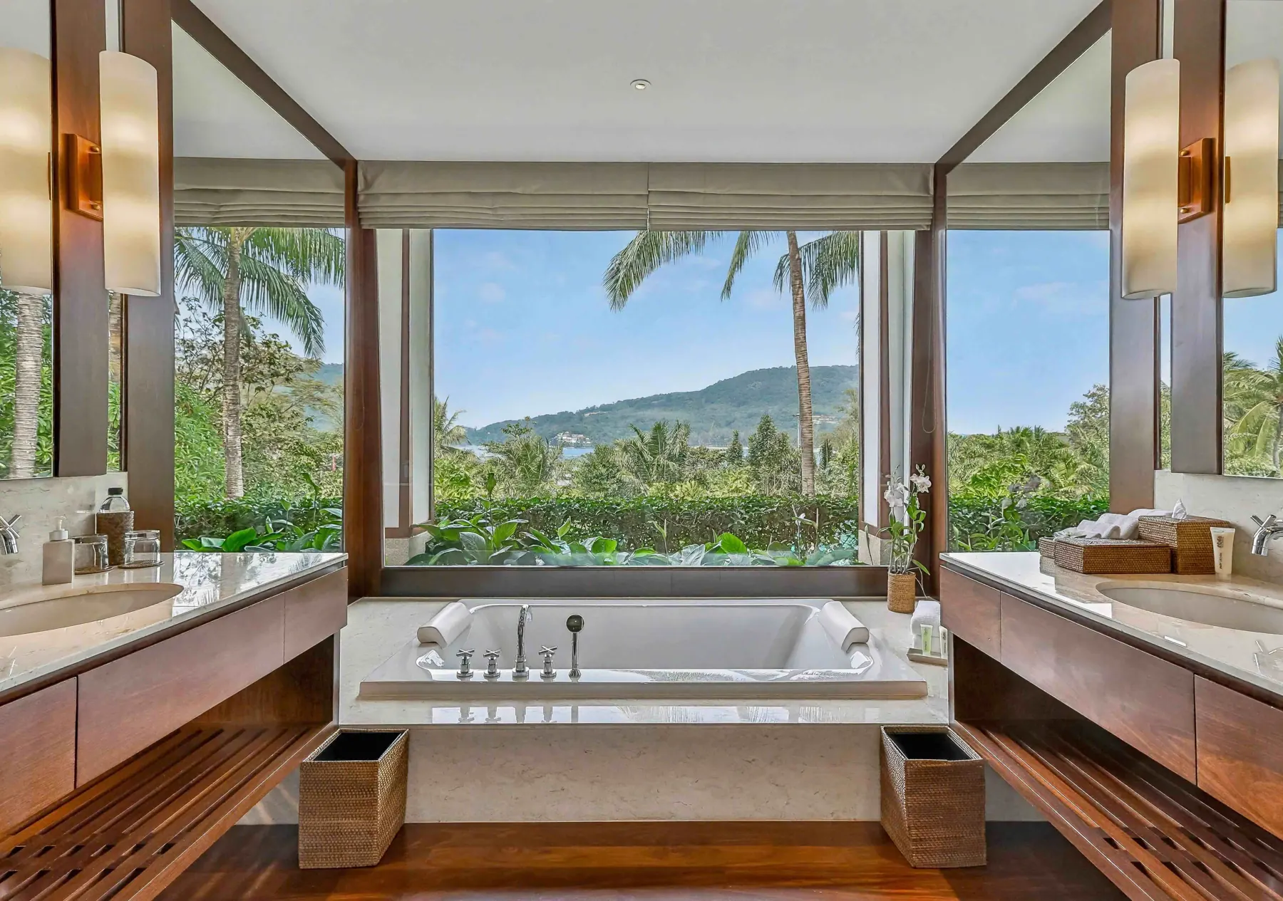 Bedroom 3 bathtub with sea view