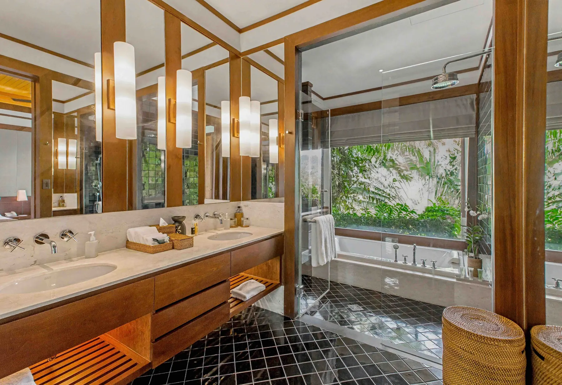 Bedroom 4 ensuite bathroom