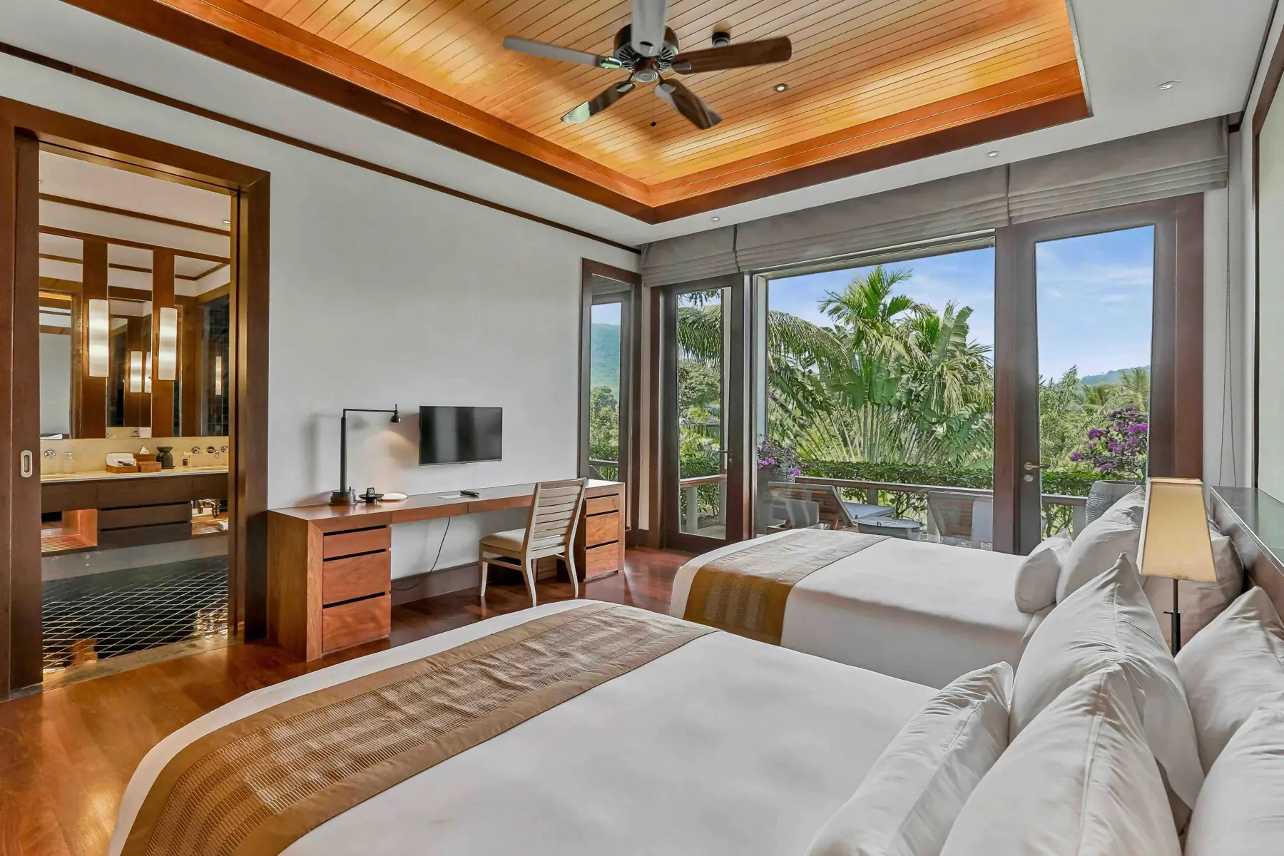 Bedroom 4 with sea view