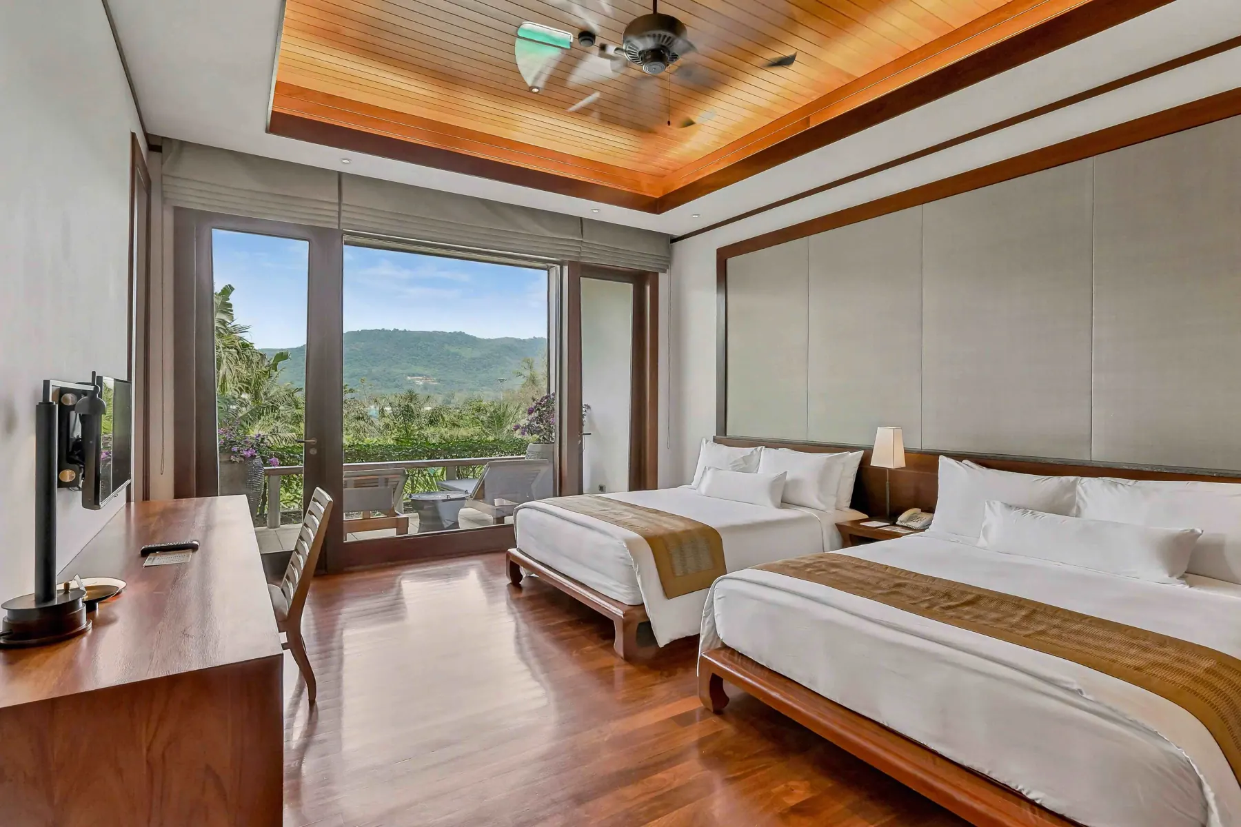 Bedroom 4 with 2 queen beds