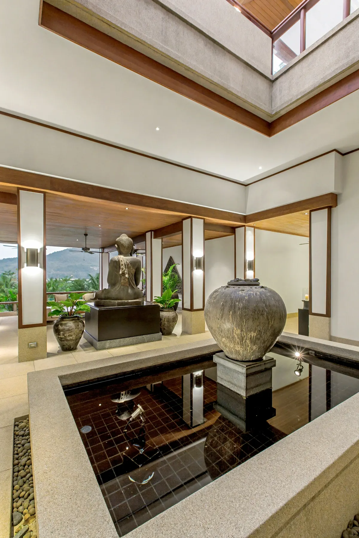 Reflecting pool and urn in the level 2 water court