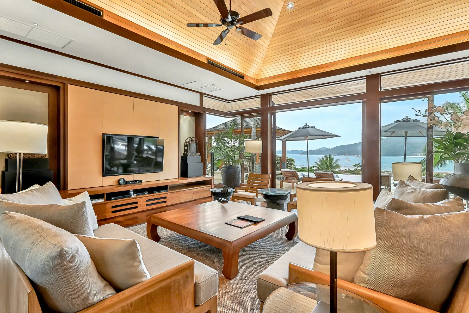 Living room with sea view on the main level