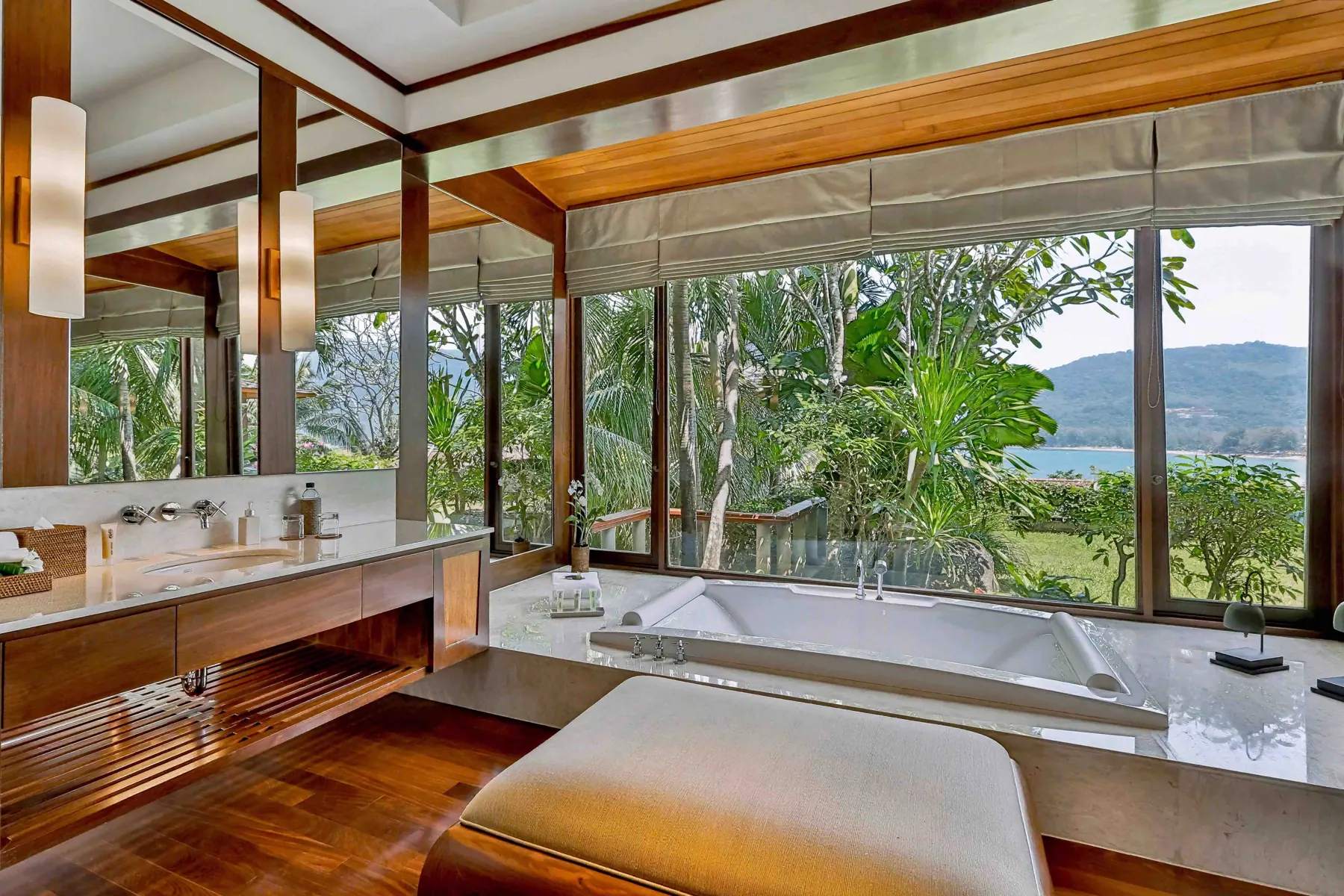 Master bathroom bathtub with garden and sea view
